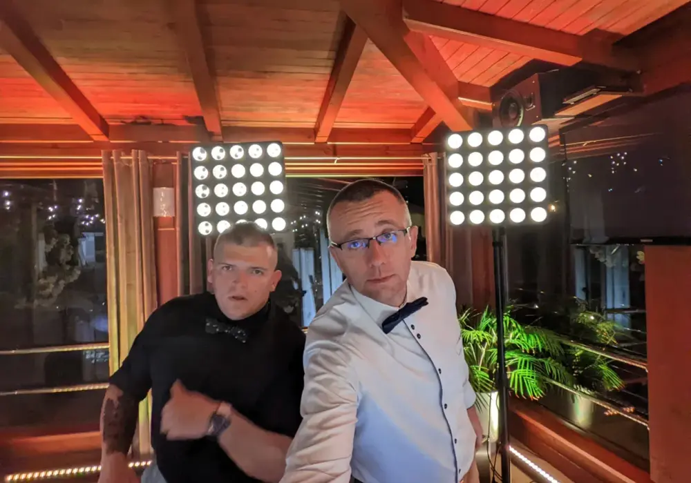 Ile kosztuje DJ na studniówkę? Poznaj ceny i czynniki wpływające na wybór