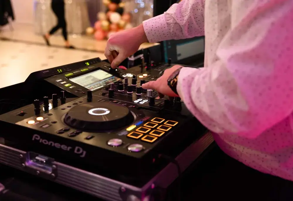 Ile kosztuje DJ na imprezę? Ceny i czynniki wpływające na koszt