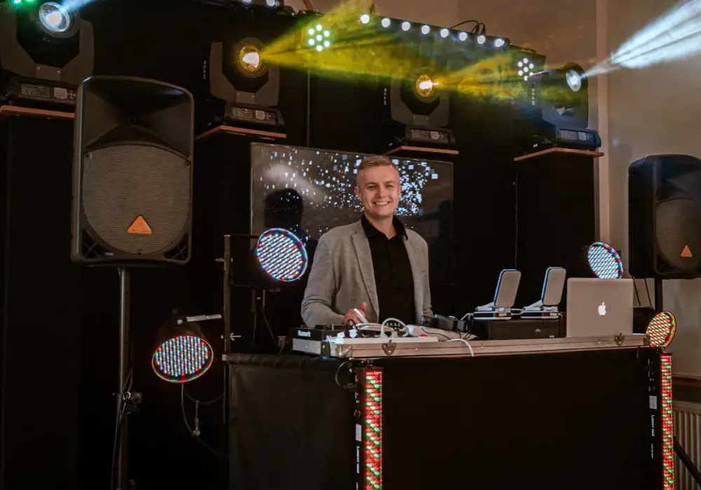 Ile bierze DJ? Zaskakujące zarobki w różnych rodzajach imprez