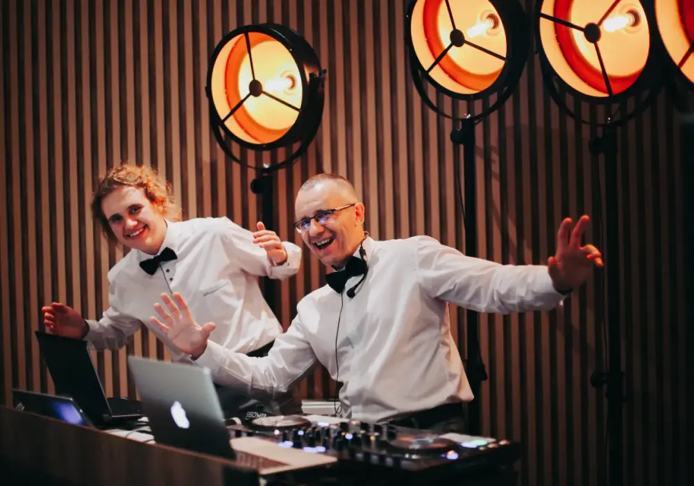 Ile bierze DJ za wesele? Zrozum koszty i wybierz najlepszego!