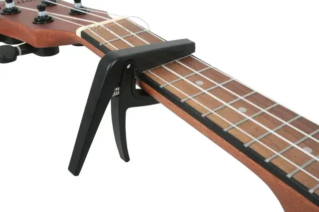 Kapodaster ukulele – jak używać i do czego naprawdę służy?