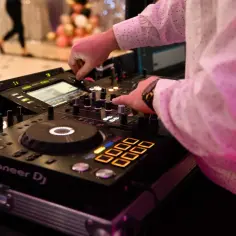 Ile kosztuje DJ na imprezę? Ceny i czynniki wpływające na koszt