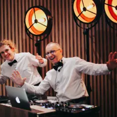 Ile kosztuje DJ na 40 urodziny? Poznaj ceny i ważne czynniki wpływające na koszt