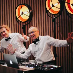 Ile bierze DJ za wesele? Zrozum koszty i wybierz najlepszego!
