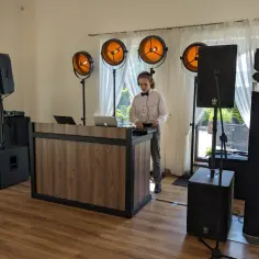 DJ czy zespół na wesele: które rozwiązanie zapewni najlepszą zabawę?