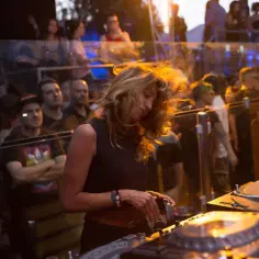 Ile zarabiają DJ w Polsce? Zaskakujące fakty i stawki w 2025 roku