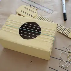 Jak zrobić ukulele z kartonu: Prosty projekt DIY krok po kroku
