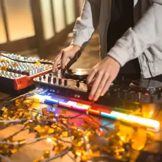 Jak znaleźć pracę jako DJ: 10 skutecznych sposobów na start