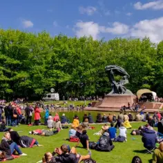 Ile trwa koncert chopinowski w Łazienkach? Poznaj szczegóły recitali.
