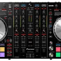 Na czym gra DJ? Kluczowy sprzęt i akcesoria, które musisz znać