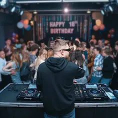 Ile bierze DJ za 18? Ceny wynajmu i sposoby na oszczędności