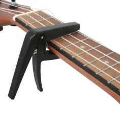 Kapodaster ukulele – jak używać i do czego naprawdę służy?