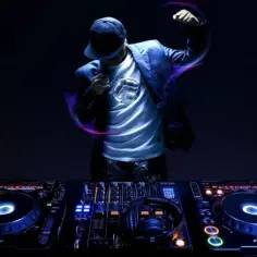 Co to DJ? Kluczowe informacje o roli, historii i sprzęcie muzycznym