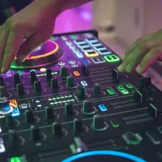 Ile kosztuje DJ na 50 urodziny? Sprawdź ceny i ukryte wydatki!