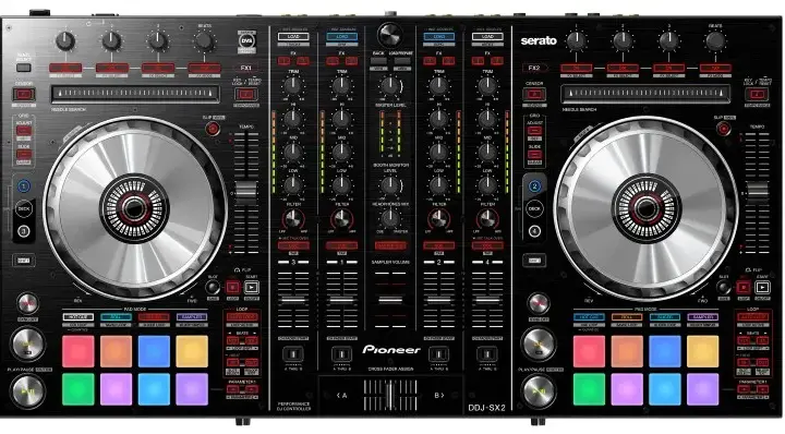Na czym gra DJ? Kluczowy sprzęt i akcesoria, które musisz znać