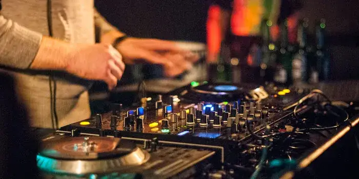 Zdjęcie Ile kosztuje DJ na imprezę? Ceny i czynniki wpływające na koszt