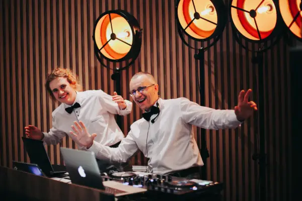 Ile kosztuje DJ na urodziny? Poznaj ceny i ukryte koszty wynajmu