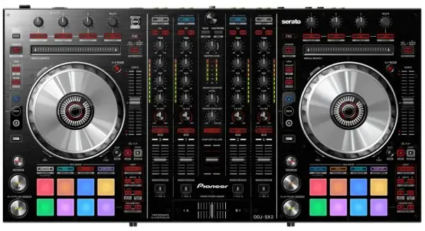 Na czym gra DJ? Kluczowy sprzęt i akcesoria, które musisz znać