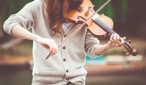 Jak grają skrzypce – nauka podstawowych technik i sekretów instrumentu